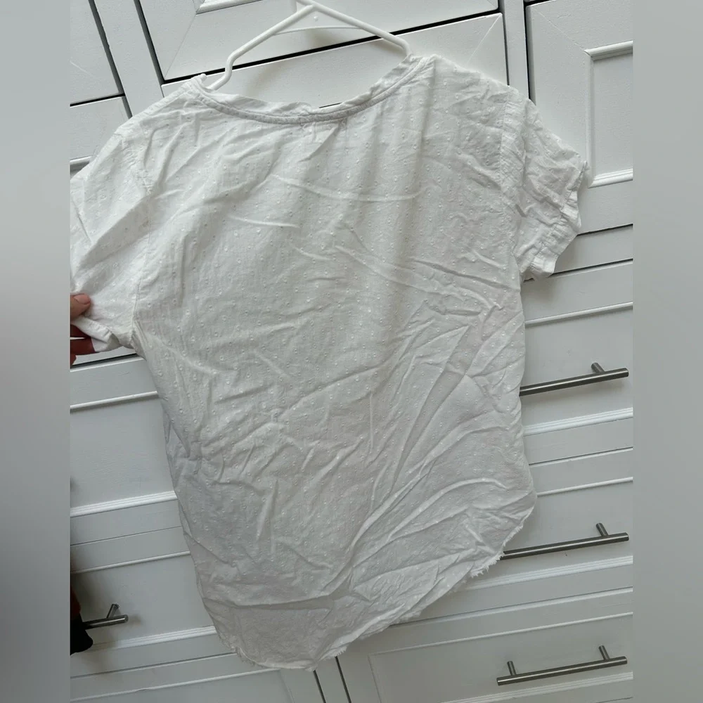 Bella Dahl White Short-Sleeve V-Neck Dot-Texture linen shirt - Picture 4 of 5